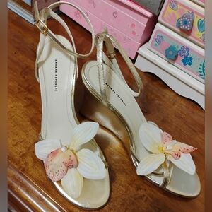 Banana Republic Gold Floral Wedge Sandals Size 9
